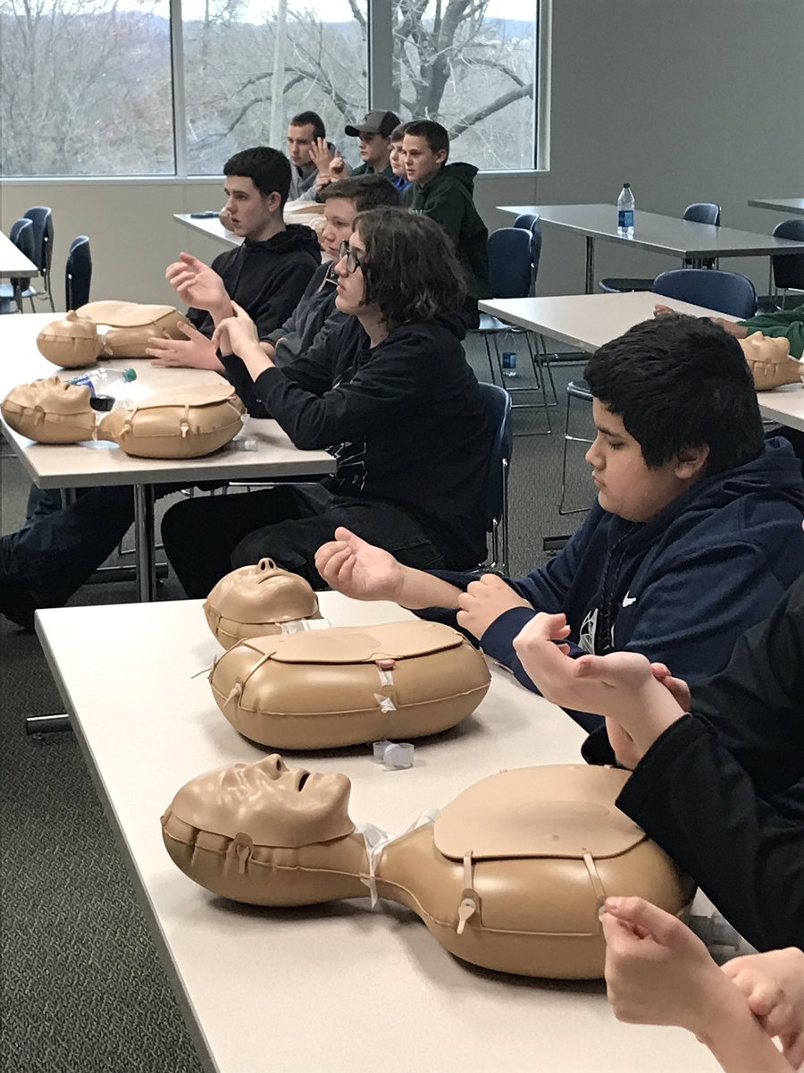 SoutheastRPDC's tweet photo. 7th grade boys learning about medical careers! https://t.co/Te8CrYu4Ay