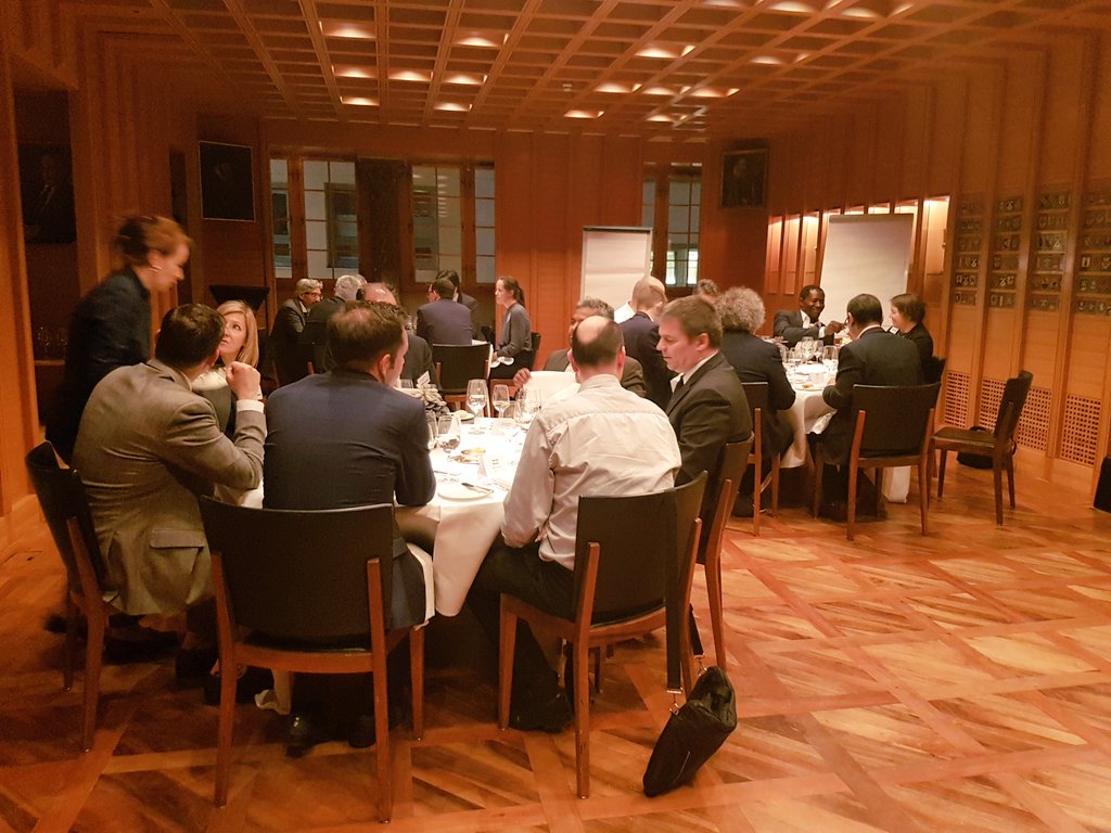 ReyIDC's tweet image. #IDC,@microsoft_ch &amp;amp; @Cognizant Themendinner heute im schönen #Zurich! Die diskussionen laufen bereits auf Hochtouren! #readyforcloud