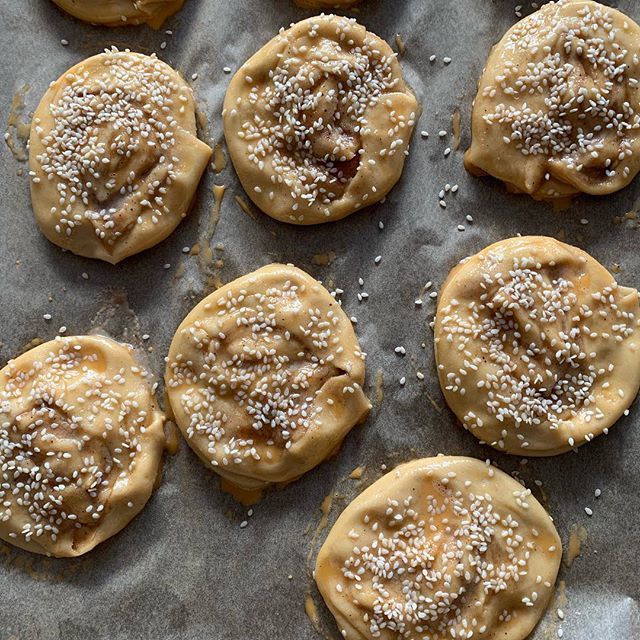Samitamimi's tweet photo. Playing around with pastry today. A few Palestinian classics... tahini and sesame buns. اليوم كان كله تجارب معجنات من التراث الفلسطيني ، حلو ومالح. هدول. خبز بالطحينة والسمسم  #sunnyfood #happyfood #smillingfood #summer #sunshine #summeronaplate #foodpor… https://t.co/4UBMYmnpwq https://t.co/AfWLxfyt3I