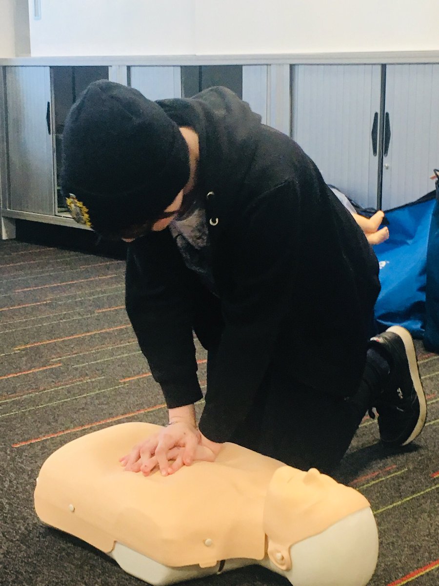 Jackie from St. Andrew’s First Aid ⛑ came to our Young Carers group tonight. We are now equipped to respond to scalds and choking and can put someone in the recovery position and give CPR. #togetherwesavelives #firstaidmatters @Dundee_Carers @BaldragonAcad @Baldragon_HT