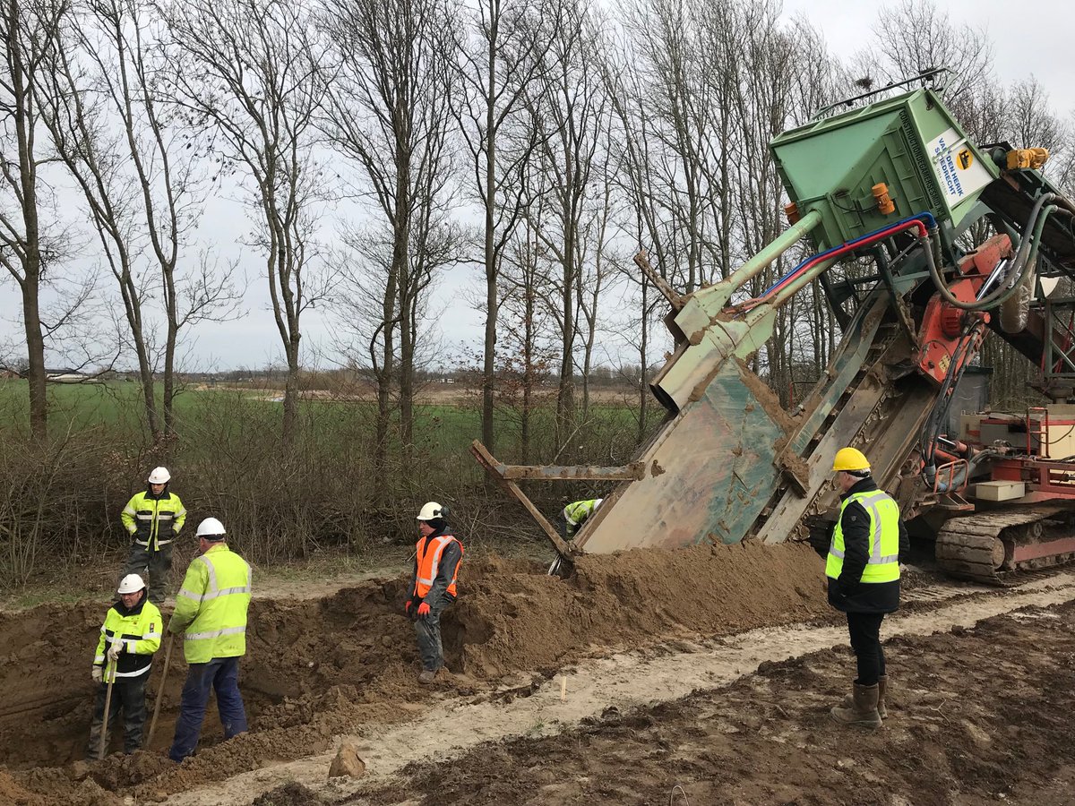 Dit monster zaagt een sleuf in de grond en brengt Verticaal Zanddicht Geotextiel (VZG) aan langs Twentekanaal bij Zutphen. Mooie techniek tegen faalmechanisme ‘piping’. ⁦⁦⁦Waterschap Rijn en IJssel en vd Herik innoveren met het hwbp! #Dijkwerkers ⁦@WaterRijnIJssel⁩