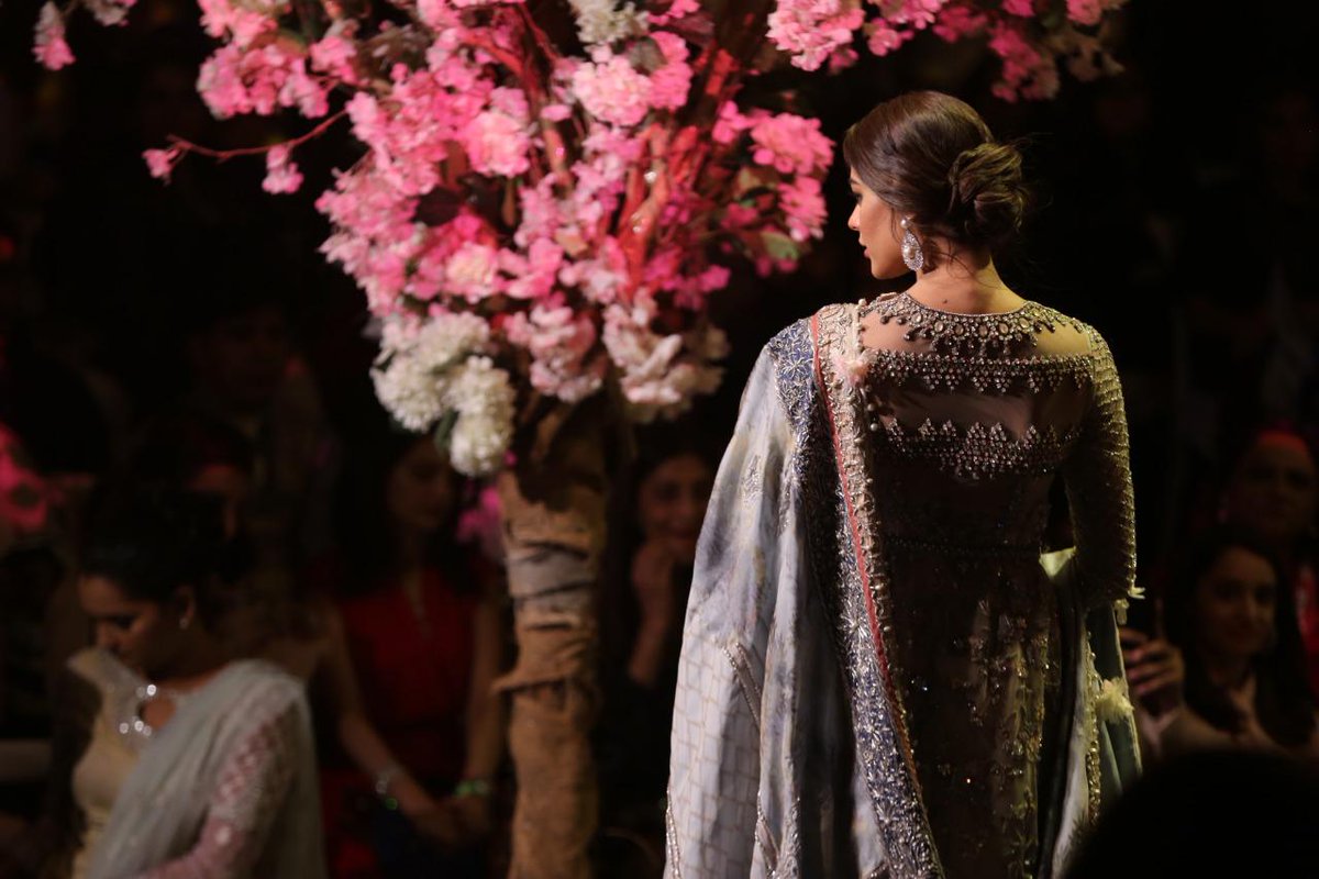 MediaSpringPk's tweet photo. Could not stop staring at these intricate back detailings! @sanasafinazoff @isadafkanwal #MessageFromTheEast #SanaSafinazCouture #FPWSS19 #FPC https://t.co/MQdpy98WYj