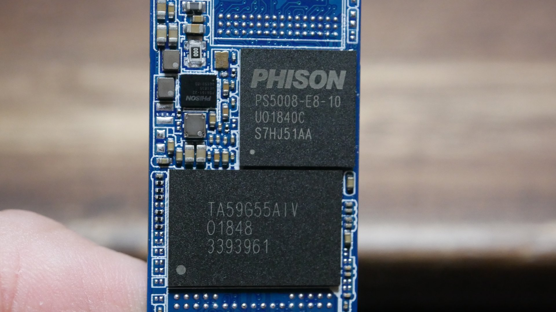 توییتر Pc修理廃人 در توییتر Okatyannel どちらも東芝製のnandチップではないですね 中の半導体自体は恐らく東芝製ですが第三社がパッケージング及び検査したものです 東芝が製造したものには必ず東芝ロゴが入っています