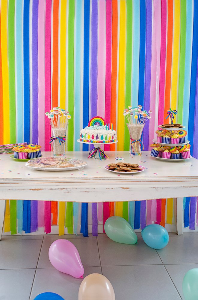 We really want to make this rainbow streamer backdrop RIGHT NOW: bit.ly/2CfcXQB