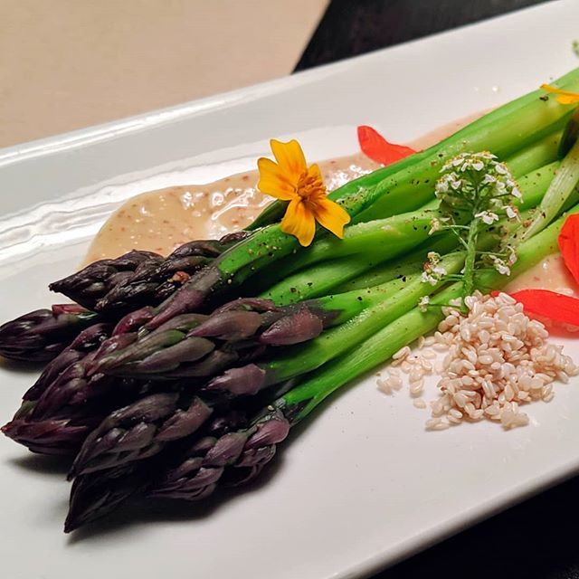 First of Spring Purple Asparagus with Toasted Sesame-Miso Dressing
#mercerkitchen #soho #eatclean #asparagus #miso #springfood #vegan .
.
.
.
#foodie #nomnom #nyceats #foodpic #instafood #chefsofinstagram #food #eatingnyc  #zagatnyc #teampixel ift.tt/2ChC45g