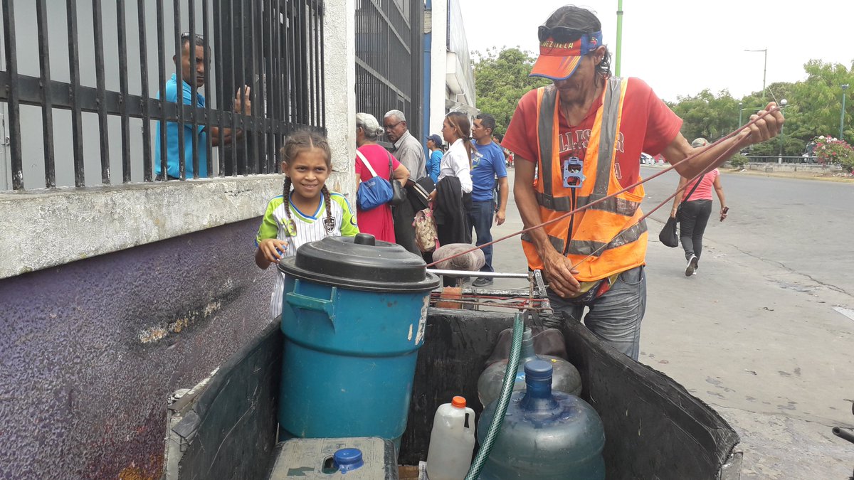Largas colas para surtir agua potable #valencia