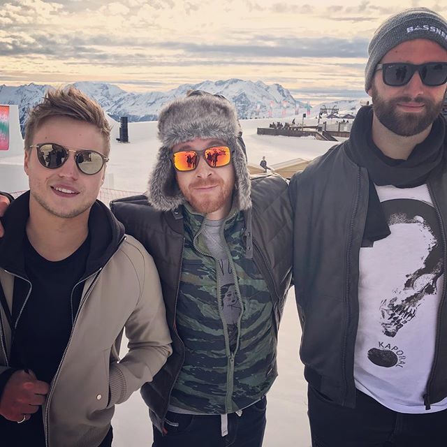 jbgoupil's tweet photo. Deux individus sur cette photographie mixent durant @tomorrowlandwinter ❄️🎧🏔
Le 3ème pense toujours que passer du François Valéry sur sa chaîne Hi-fi durant un réveillon en criant « vous êtes fatigués » fait de lui un bon DJ. Je vous laisse relier le… https://t.co/gAsqJf0D8E https://t.co/JU0bcQQyBt