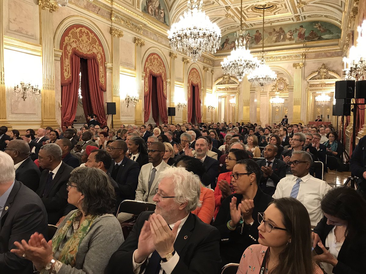 ecomaires's tweet photo. « Merci de votre implication au quotidien » @FdeRugy aux Maires et élus présents à @AssembleeNat pour la cérémonie des #TEA2018 #ecomaires https://t.co/ue61Ue6LzZ
