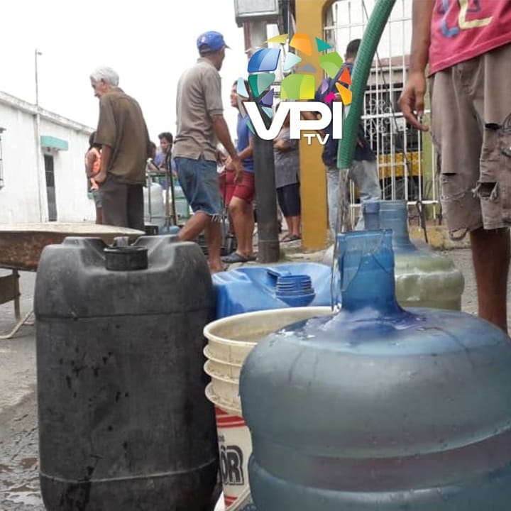 Habitantes de comunidades del sur en Valencia, hacen largas colas para poder abastecerse de agua. Reportó: <a href="/Ruthlaverde/">@ Ruth laverde</a> #12Mar