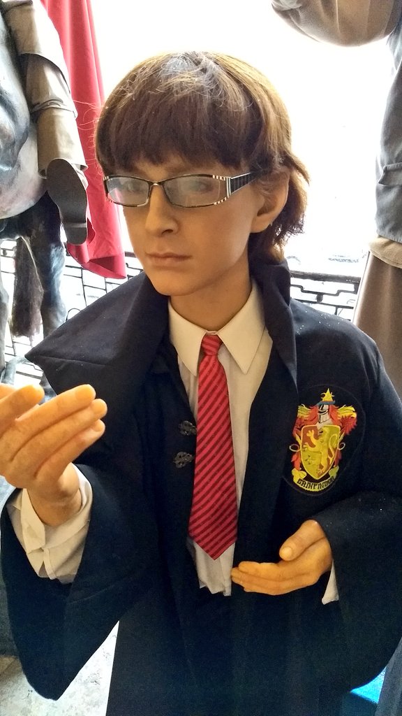 randymeeks's tweet image. Hoy he estado en el peor museo de cera que he visto jamás. Cuesta 2 euros, está en el segundo piso de una tienda de ropa en San Petersburgo y os prometo que no habéis visto nada igual. 

Abro hilo.