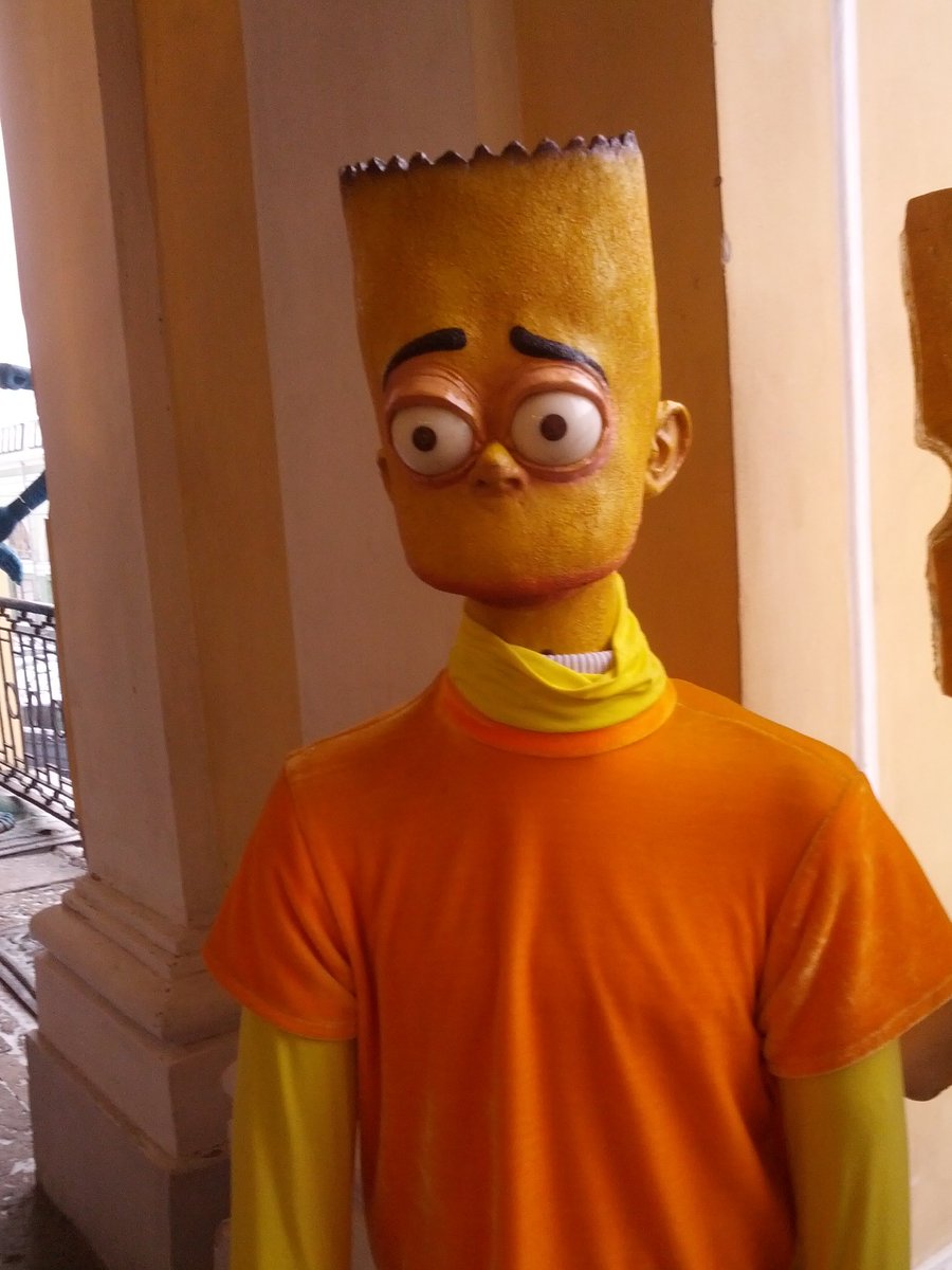 randymeeks's tweet image. Hoy he estado en el peor museo de cera que he visto jamás. Cuesta 2 euros, está en el segundo piso de una tienda de ropa en San Petersburgo y os prometo que no habéis visto nada igual. 

Abro hilo.