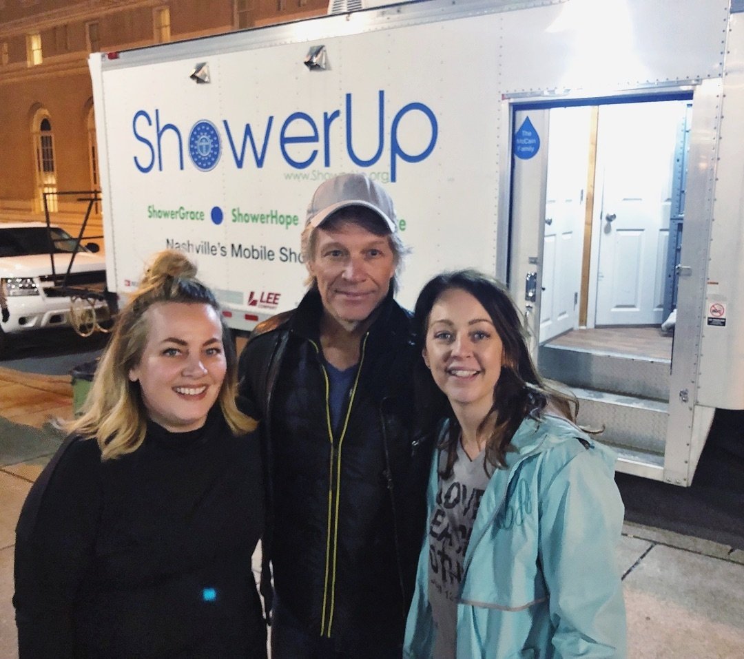 JoviUpdates's tweet photo. .@jonbonjovi visiting the War Memorial Plaza in Nashville, TNwhere a group of nonprofits and volunteers serve the homeless population each week - Mar 11, 2019
#PeopleLovingNashville
#NashvilleStreetBarbers
#ShowerUp
Credit: rhinothebarber, peoplelovingnashville, amydeedot_ (IG) https://t.co/6DhFajs4N2