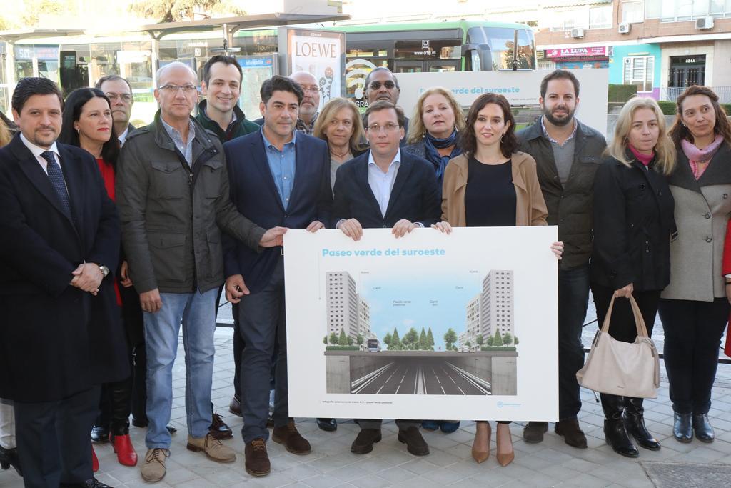 pp_latina's tweet photo. JM Berzal, Presidente @pp_latina y Diputado Autonómico: "los vecinos de #Latina apostamos por el soterramiento de la #A_5 Este proyecto emblemático apuesta por nuestra salud, la calidad del aire, las zonas verdes y los nuevos equipamientos.
👏👏👏 https://t.co/Su7E1aUuY0
