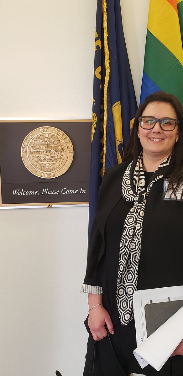philanthropynw's tweet photo. Walking the halls of Congress! Great discussion with @repblumenauer of OR about #Census2020 funding and expanding the charitable giving incentive. #philanthropy #FOTH19 @cdavisparchment https://t.co/lJSzWGLnW6