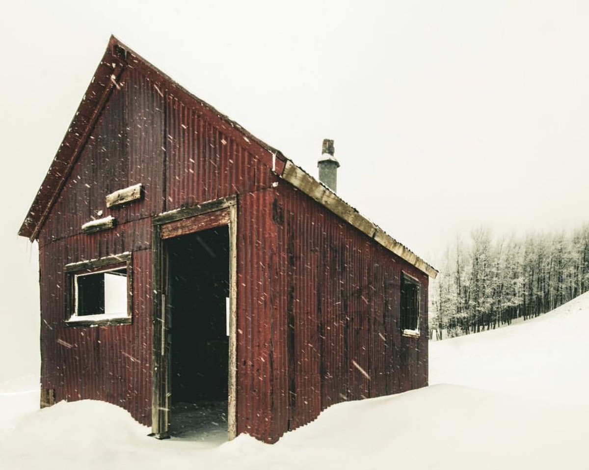"This was a lucky “there at the right time” opportunity. This is an old school house located in Cripple Creek, CO. It was built in the 1800s and still stands to this day. The whiteout, blizzard conditions provided a fun perspective." 
📸 @daltonwadelane
