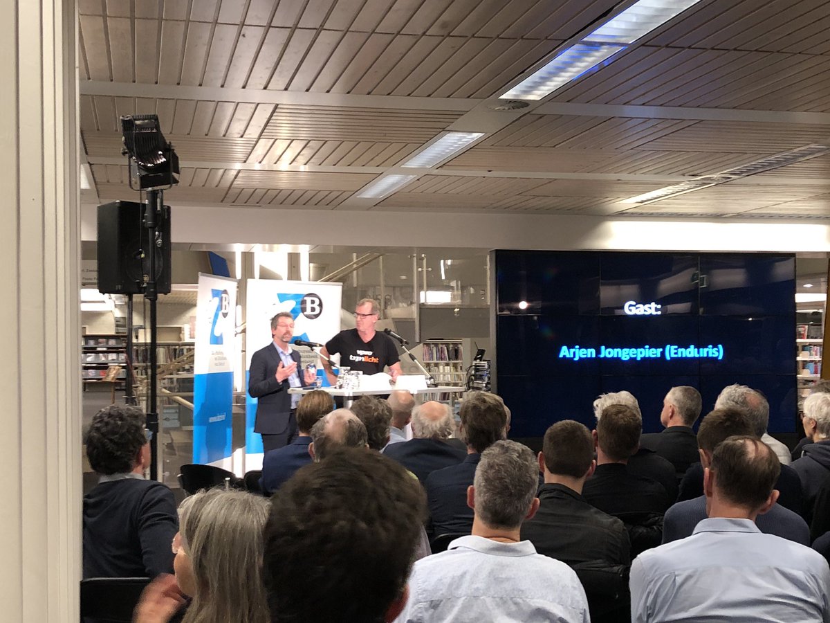 iravh's tweet photo. Mega opkomst bij Tegenlicht meet Up Zeeland Waterstof Deltaplan. Jongepier warmt ons op met zijn glazen bol 😃 @dezbnl @ZMfZeeland @maakdeswitch https://t.co/g9SJiB5VlL