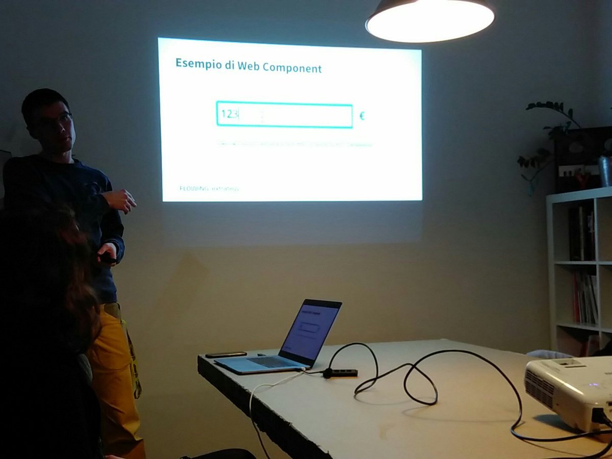 MarcaUserGroup's tweet image. @creativecaos ci sta parlando di #designsystems e di sviluppo #frameworkless nel frontend, un sacco di spunti veramente interessanti!