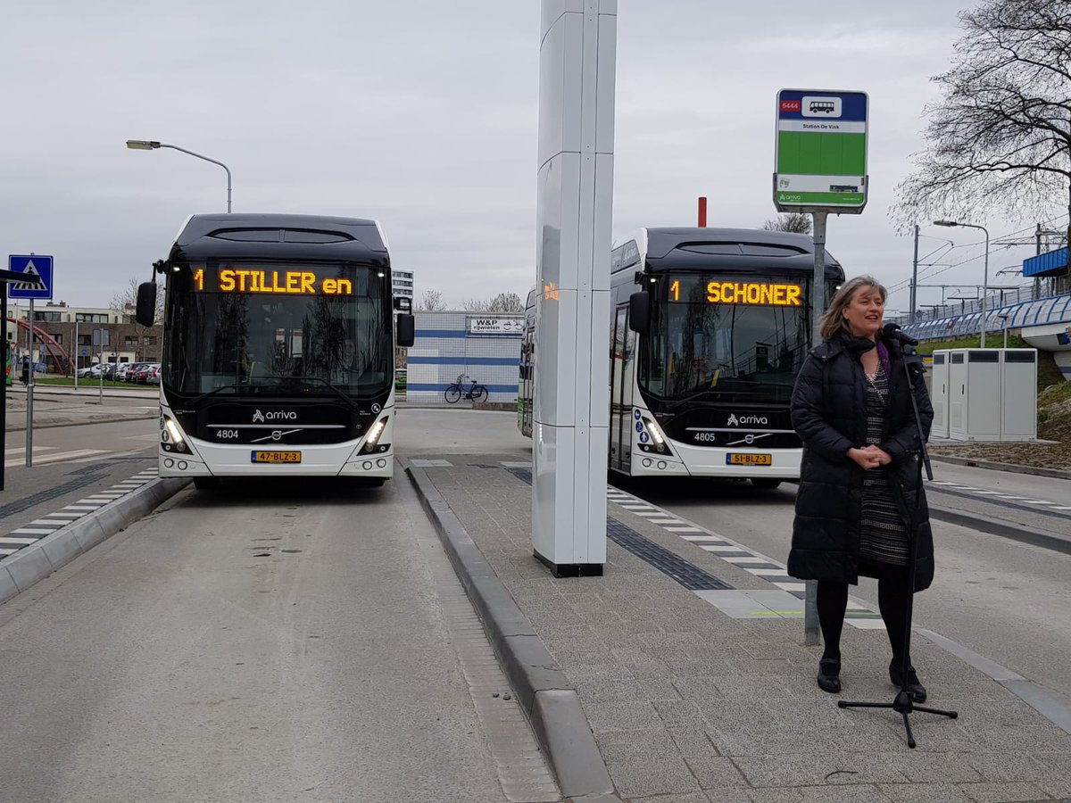 RemcoPB's tweet photo. Vandaag was de opening van busstation #devink @Stevenshof met wethouder @martineleewis . @GemeenteLeiden heeft de eerste elektrische bussen van @Arriva_NL welkom geheten. https://t.co/Ux7XWriocS