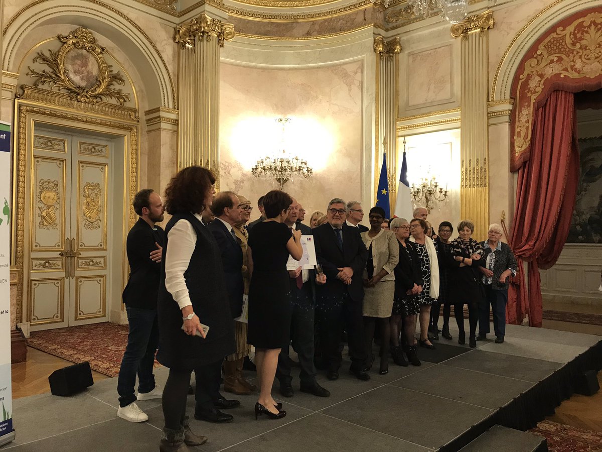 ecomaires's tweet photo. La commune de #Champlan, venue en grand nombre, se voit remettre le Prix national Citoyenneté pour son action exemplaire de sauvegarde de la Vallée d’Yvette #TEA2018 https://t.co/H7tMtYPPli