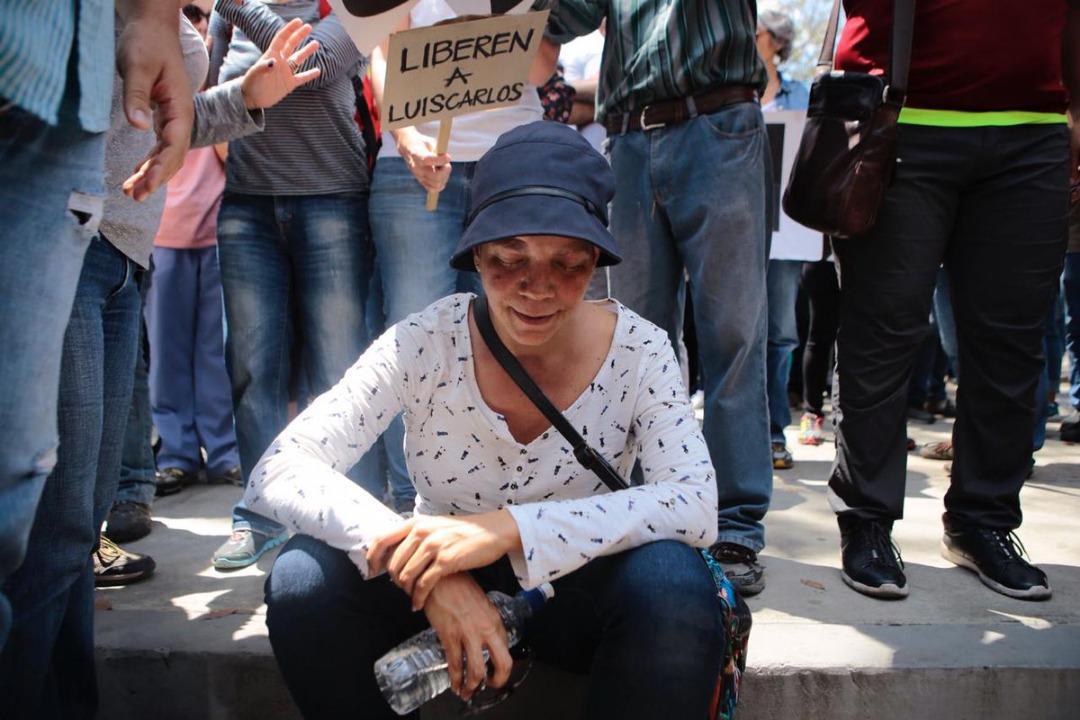 hcapriles's tweet image. Solidaridad con @Naky, joven periodista y esposa de otro joven periodista honesto como @LuisCarlos. Él no cometió ningún delito!
Expdta y Alta Comisionada @mbachelet: no es &quot;PRESUNTA detención&quot;, es un hecho que ocurre con una misión de @ONU_derechos en Vzla. #LiberenALuisCarlos