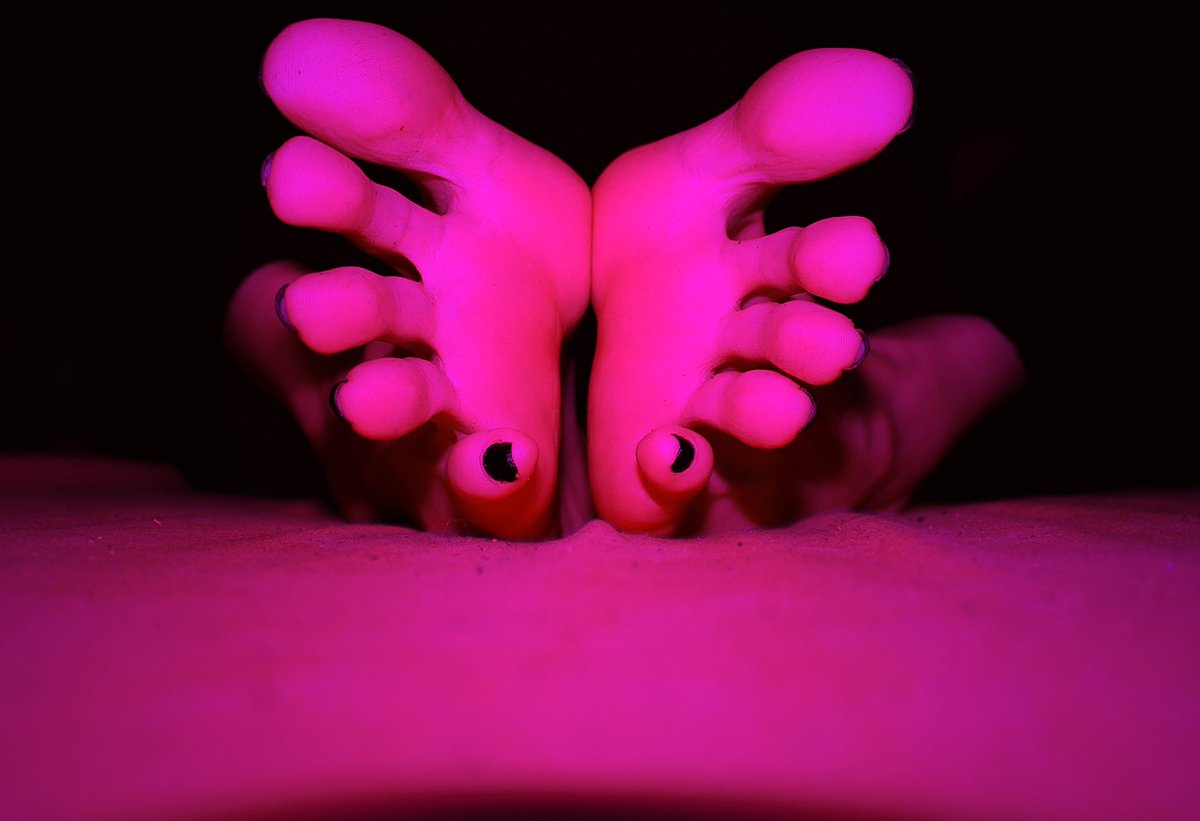 ZEmpyrea's tweet photo. #filter #purple #longtoes #paintednails #artistical #barefeet https://t.co/QFedIm9phJ
