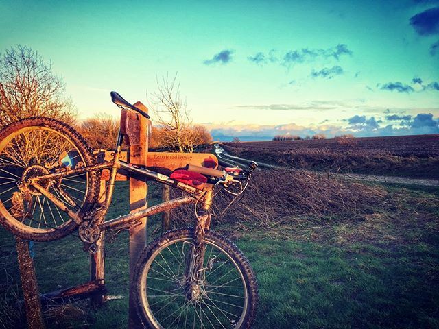 jimbosussexmtb's tweet photo. Considering what the rest of the day was like, the ride home was lush, gotta love a #southdowns #sunset 😍😍😍
.
.
#fatbike_29plus_life #29plus #29erplus #plusbikesarerad #titanium #tilushness @traversbikes #TraversFrames #RussTi #rigid #carbonfork @ti.… https://t.co/YaFAjIEDAj https://t.co/xOu8LrekLi