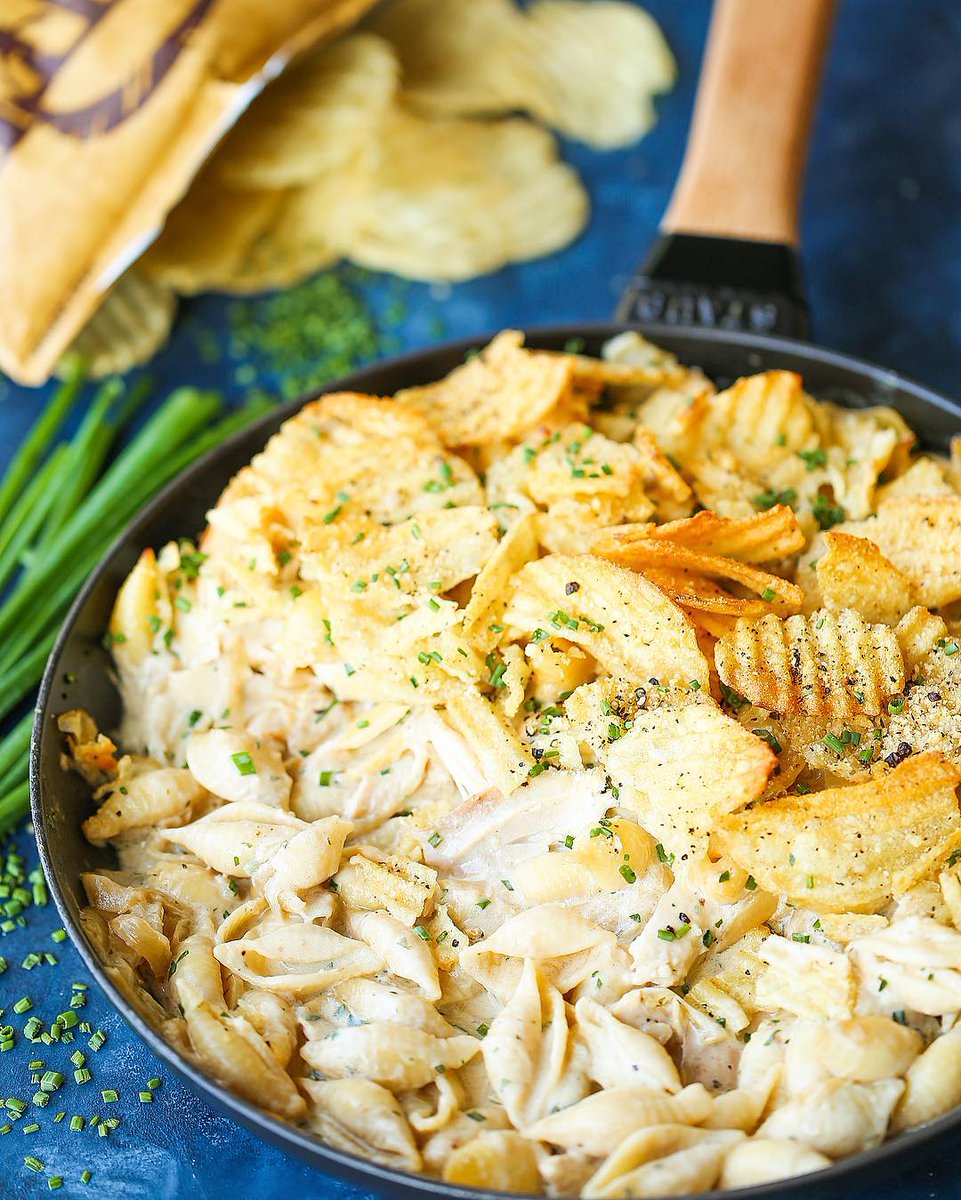 It casseroles right off the tongue doesn’t it? 👅
Have you ever casseroled French Onion Soup?  This dish has caramelized onions, rotisserie chicken, pasta &amp; cream sauce for max comfort vibes.
📸:<a href="/damn_delicious/">Chungah</a>

#TantilloFoods #TantilloFresh #Tantillo #FrenchOnionSoup #Casserole