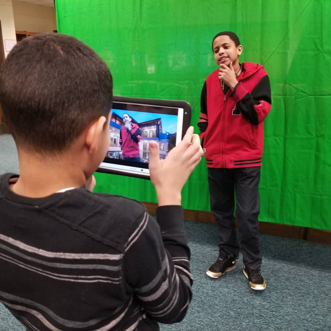 aboyd_steam's tweet image. Today I broke out my green screen for Ms. Little&apos;s science class @JohnRolfeMS in preparation for creating their upcoming recycling PSAs. This was their first attempt ever at #greenscreen, and they caught on quickly! #DOink made it so easy! @DoInkTweets @Henrico_Steam