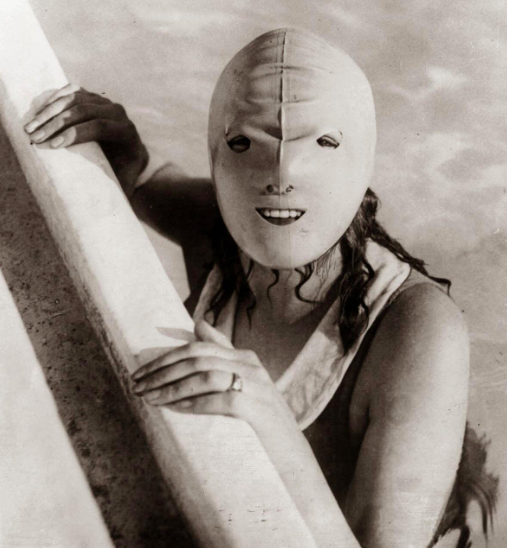 HistoryInPics's tweet photo. Full face swimming mask, 1928 https://t.co/ksJHMmIhEs