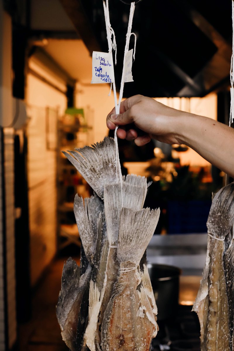 Nada se tira, aprovechamos los alimentos al máximo. Cuando fileteamos pescado, dejamos los espinazos secando en sal por 15 días, despúes los retiramos y hacemos un ahumado ligero. Por último los dejamos secar colgados. Los utilizamos para hacer caldos y harina de pescado.
