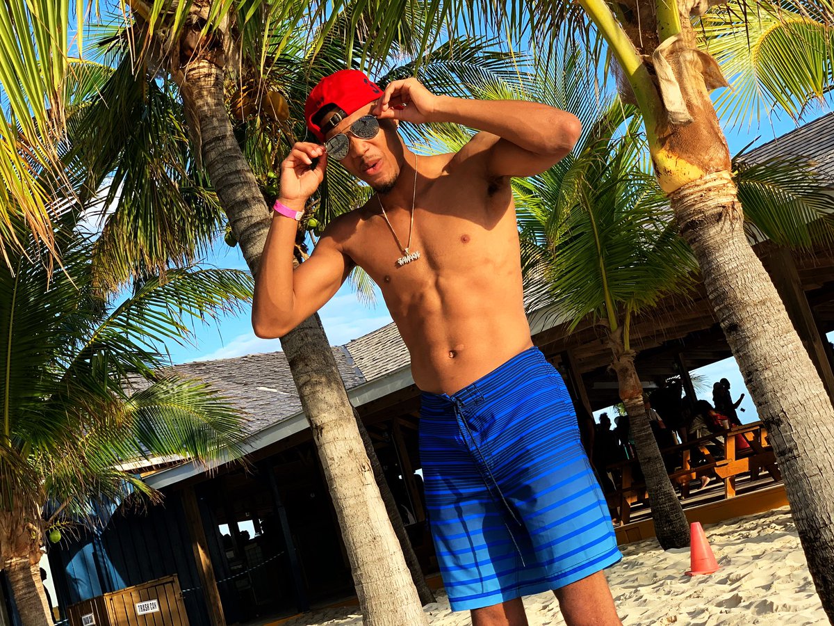 SimmieJones3's tweet photo. Bahamas was litt 🌴😝 https://t.co/L1KEz8J5zK