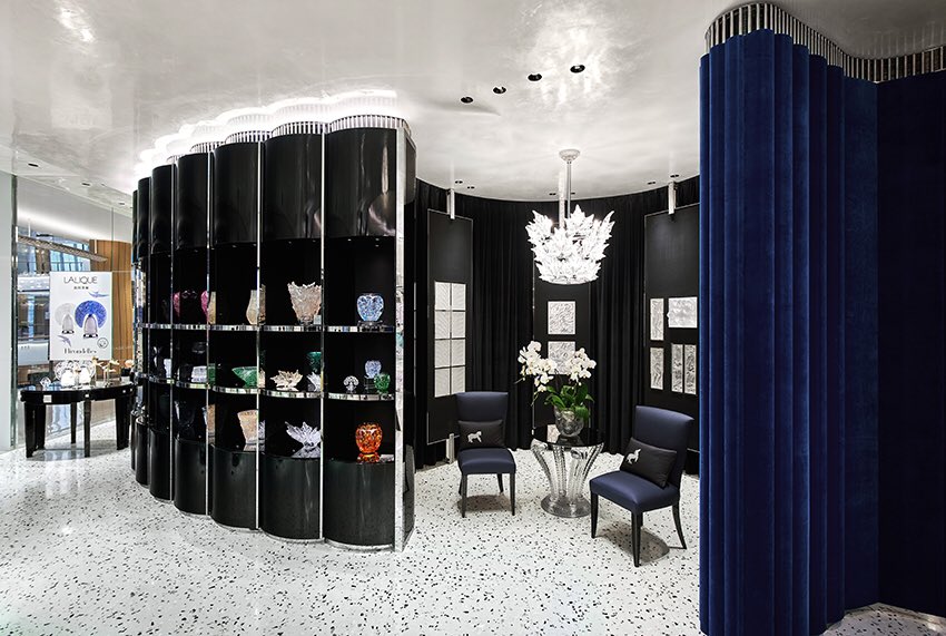 ab_concept_'s tweet photo. With forest and the female form being the main sources of inspiration for #Lalique’s glass creations, the façade features floor-to-ceiling marugame charcoal wood and black marble to portray the modern equivalent of an enchanting forest. 

#luxury #decor #interiordesign  #stores https://t.co/7hnaiKlFa4