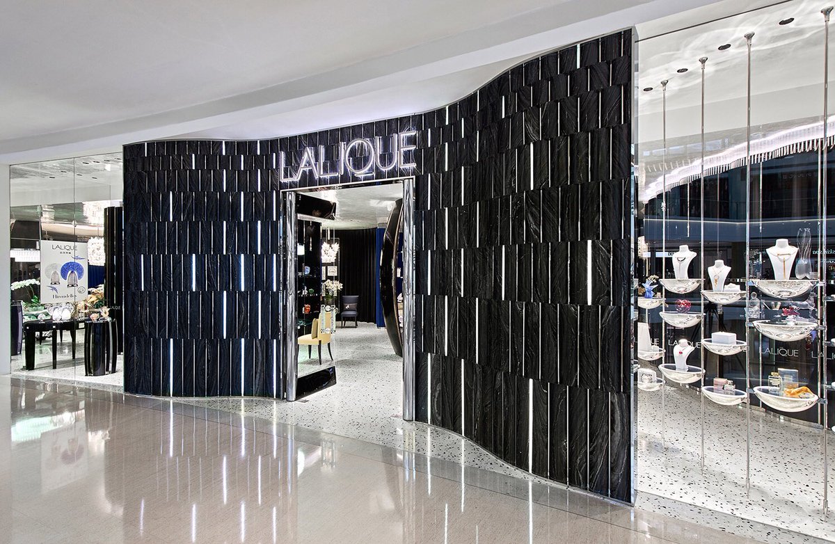 ab_concept_'s tweet photo. With forest and the female form being the main sources of inspiration for #Lalique’s glass creations, the façade features floor-to-ceiling marugame charcoal wood and black marble to portray the modern equivalent of an enchanting forest. 

#luxury #decor #interiordesign  #stores https://t.co/7hnaiKlFa4