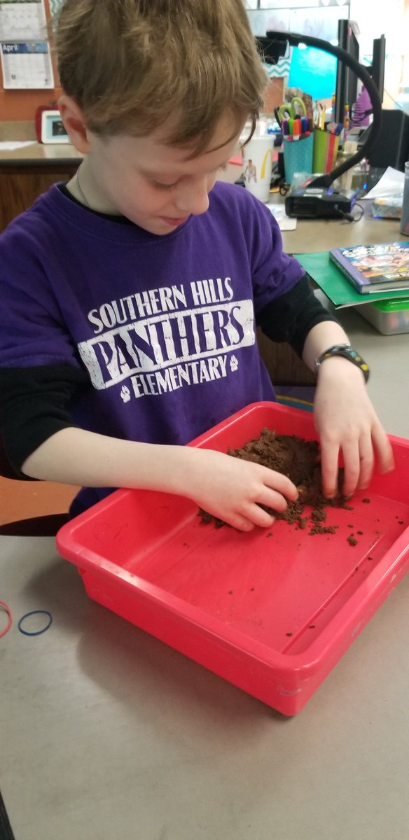 LemonsLearners's tweet photo. Math stations &amp; projects &amp; research, oh my! ❤ these hard working kids! #Lemonslearners @SHMrsVivio https://t.co/Ve4DyQ402S