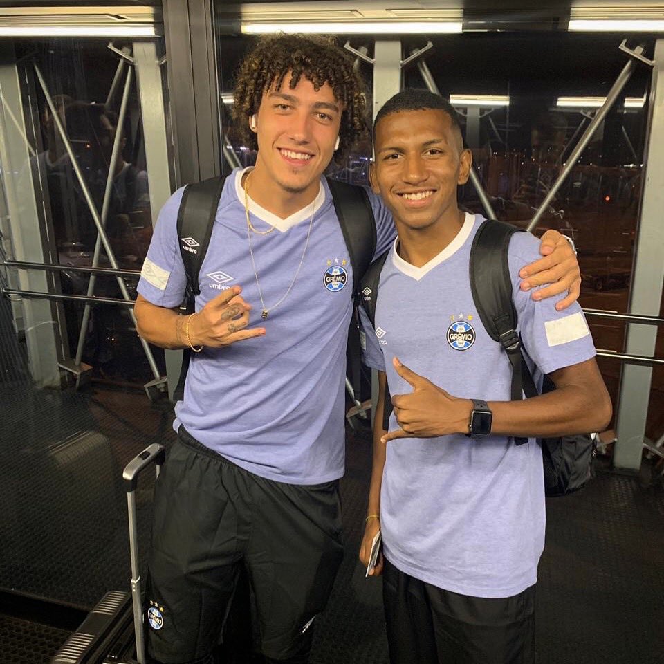 prattesgroup's tweet photo. Neste exato momento, o grupo de transição do @Gremio, dos nossos craques @bobsin17 e @lchu07, embarca rumo à Europa para a disputa de 6 amistosos no velho continente.

Os jogos sna Espanha e em Portugal. Desejamos muita sorte e um ótimo desempenho para os nossos atletas 🇪🇪⚽️ https://t.co/onolT6C3aj