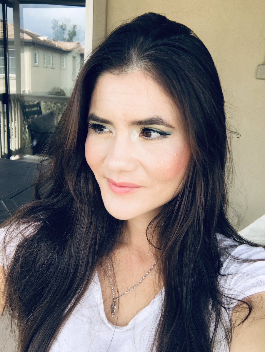 MiliziaCristina's tweet photo. Played with a super pretty new eyeshadow palette by #HudaBeauty this weekend! I chose green (of course)๐. #EmeraldObsessions ! Finally got some shots of me looking down so you can see the colors better.:) Make up fun! #narsluster #emeraldobsessions #makeup https://t.co/G4wjOd1IQ1