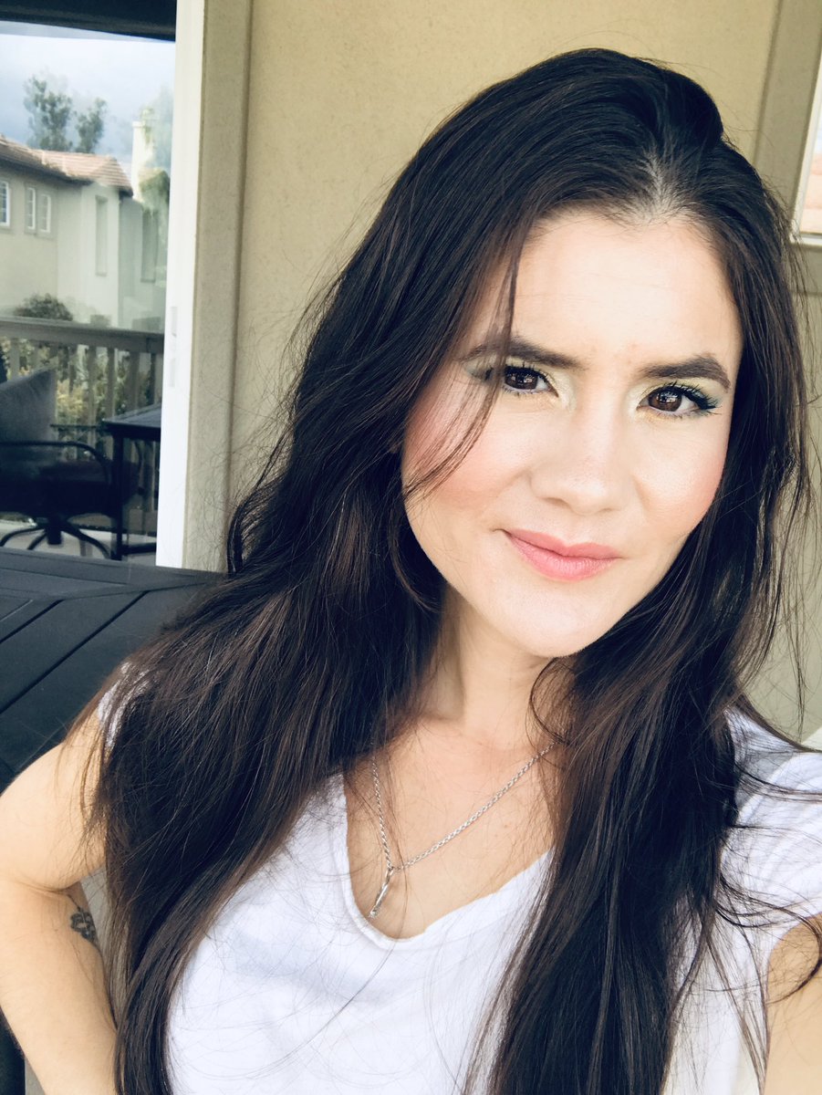 MiliziaCristina's tweet photo. Played with a super pretty new eyeshadow palette by #HudaBeauty this weekend! I chose green (of course)๐. #EmeraldObsessions ! Finally got some shots of me looking down so you can see the colors better.:) Make up fun! #narsluster #emeraldobsessions #makeup https://t.co/G4wjOd1IQ1