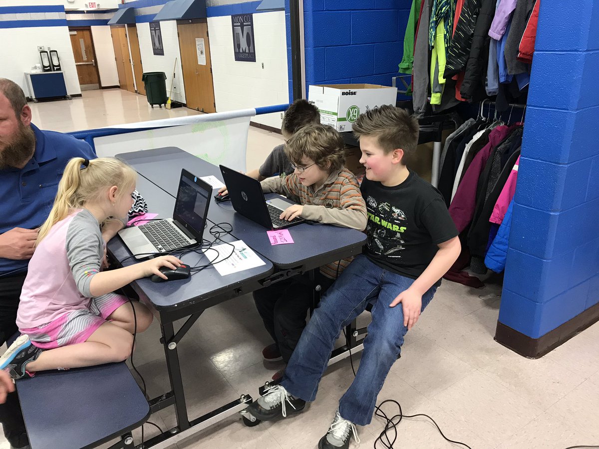 CLESDolphins1's tweet image. #Finchbots were a big hit at #FamilyMathNight @birdbraintech @Monongalia_Co #math4lifeWV