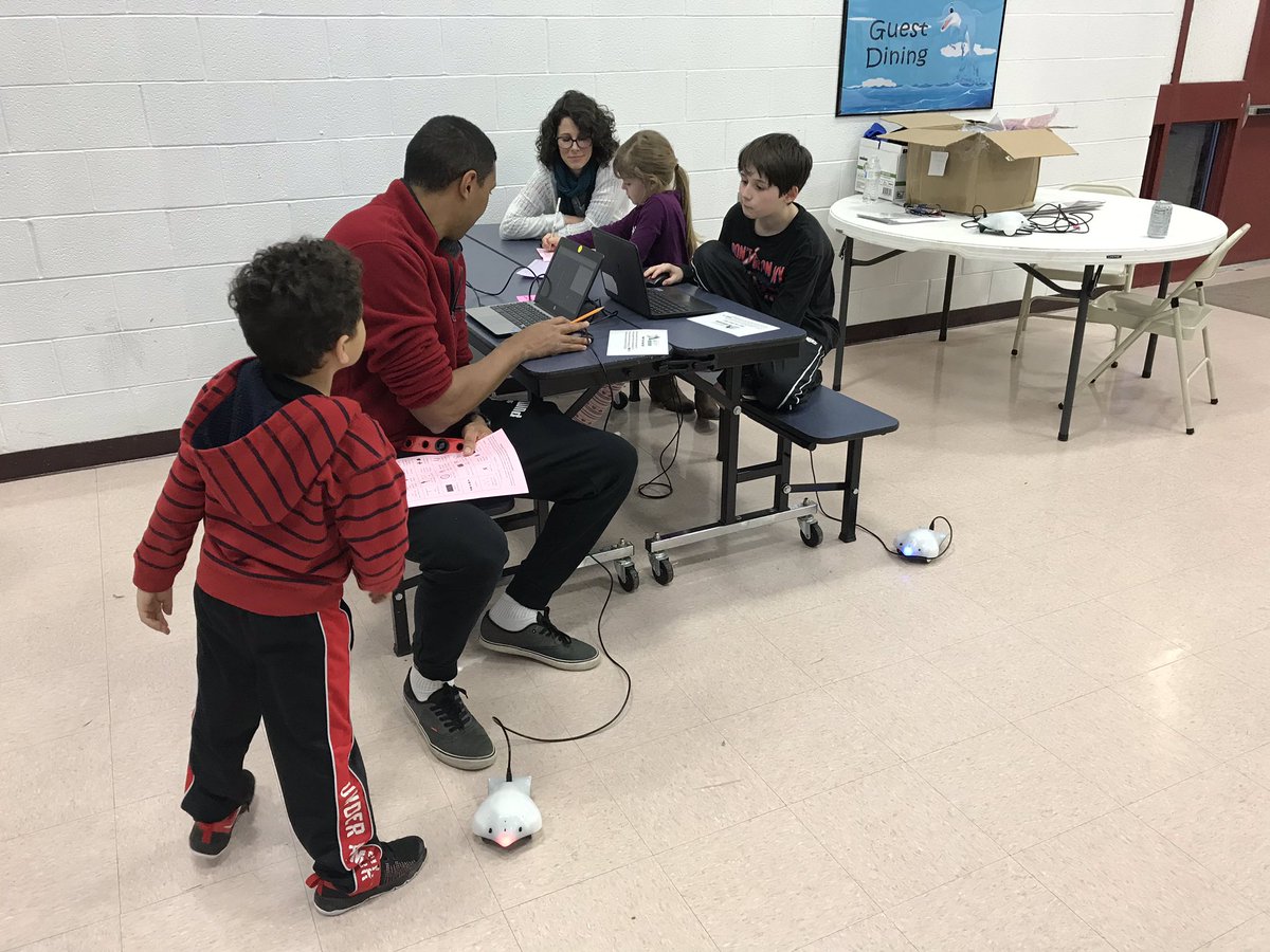 CLESDolphins1's tweet image. #Finchbots were a big hit at #FamilyMathNight @birdbraintech @Monongalia_Co #math4lifeWV