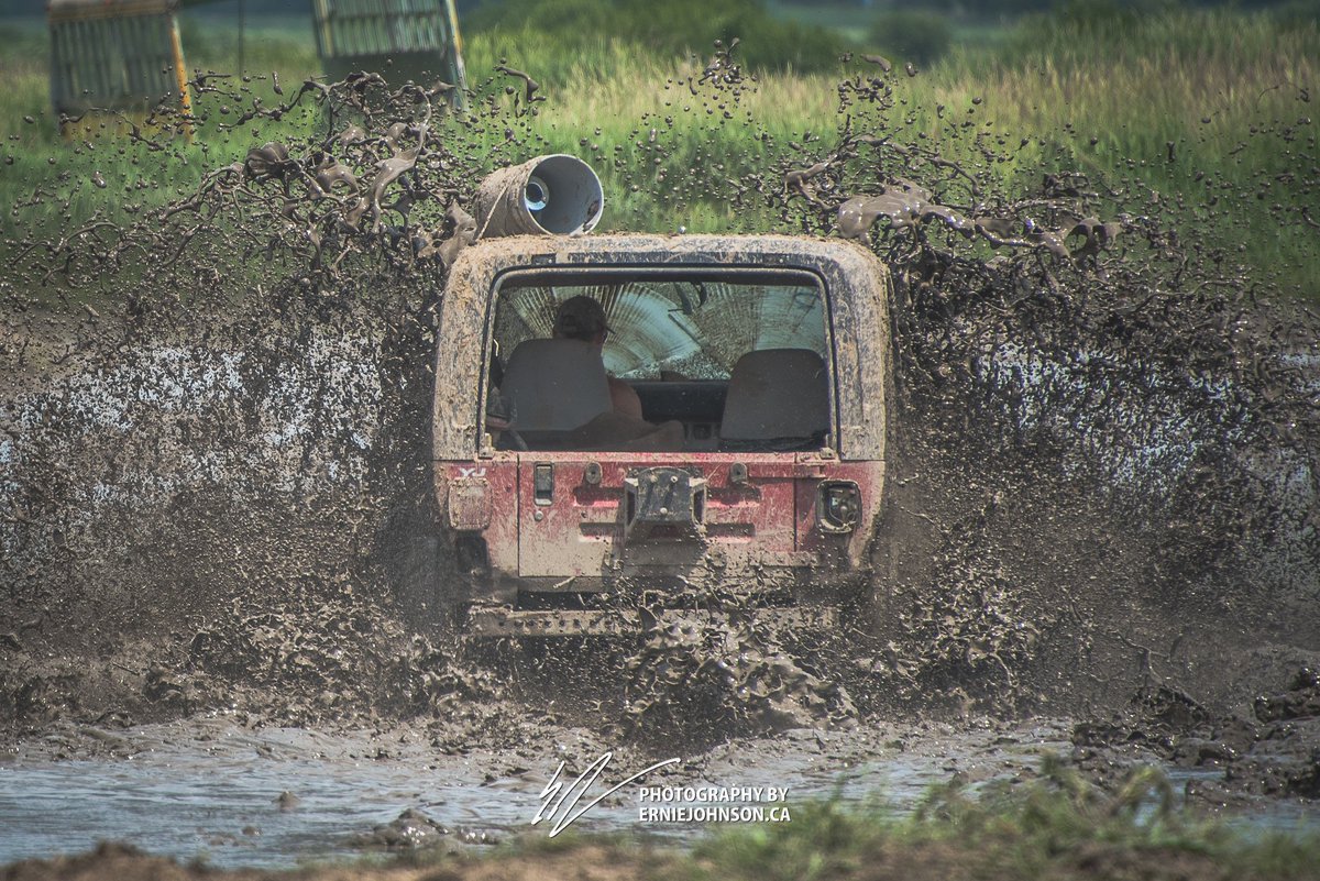 VagabondExped's tweet photo. I'm not a fan of #mud when it comes to the #VagabondExpedition #Jeep.... but will gladly watch everyone else getting covered.  #mudding season starting here in #Alberta....  who's got a list of #mudbogs  near #yyc or #yeg? https://t.co/UjuM2x31wB