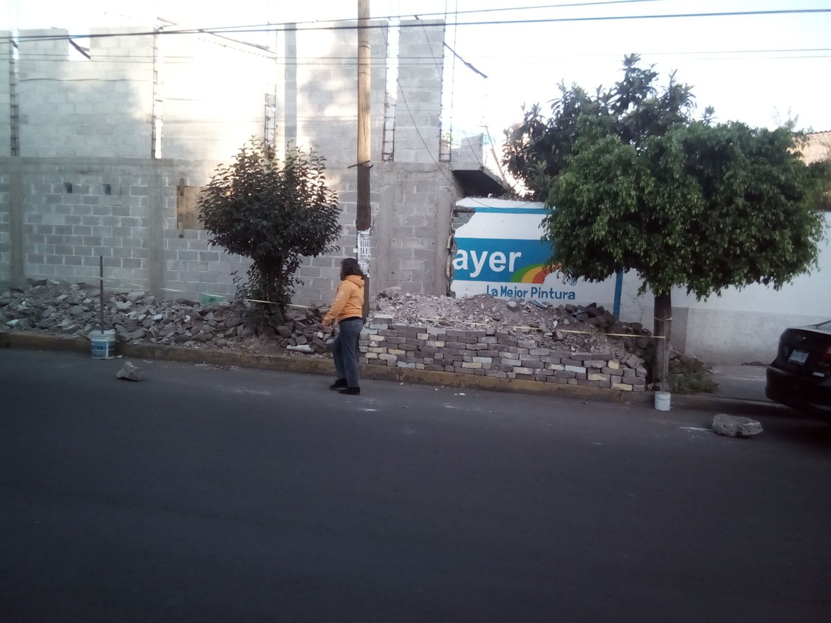 vre7_v's tweet photo. @Alc_Iztapalapa urgente quitar escombros peligra personas y niños la banqueta llena de tabiques hace 6 mese en vergel 6 col.santa cruz meyehualco por el panteon junto secundaria japon y primaria salas bonilla  ayuda junta nueva clinica de belleza y terapias https://t.co/xfGY76PD8W