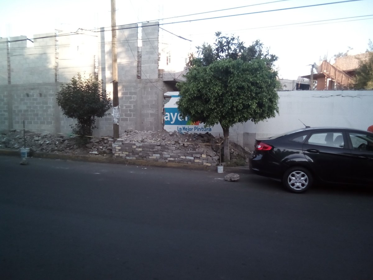 vre7_v's tweet photo. @Alc_Iztapalapa urgente quitar escombros peligra personas y niños la banqueta llena de tabiques hace 6 mese en vergel 6 col.santa cruz meyehualco por el panteon junto secundaria japon y primaria salas bonilla  ayuda junta nueva clinica de belleza y terapias https://t.co/xfGY76PD8W
