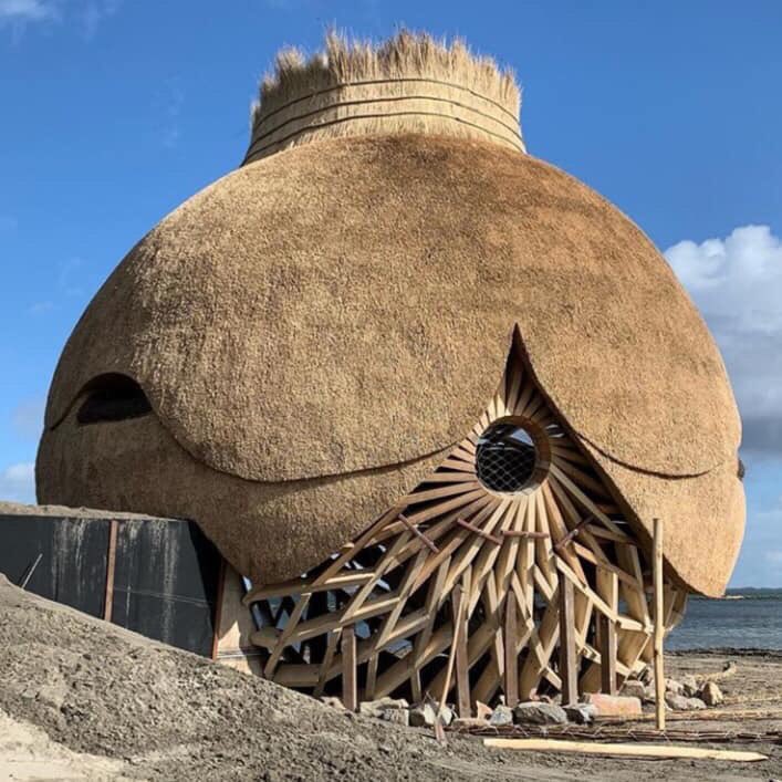 Met dank aan <a href="/roadarchitecten/">RO&AD Architecten</a> mooie foto’s van het vogelobservatorium bij het #Haringvliet. Bijna af! We zijn nog op zoek naar een aansprekende naam. De namenwedstrijd loopt tot 20 maart. Heb jij al een naam ingestuurd? haringvliet.nu/nieuws/bedenk-…