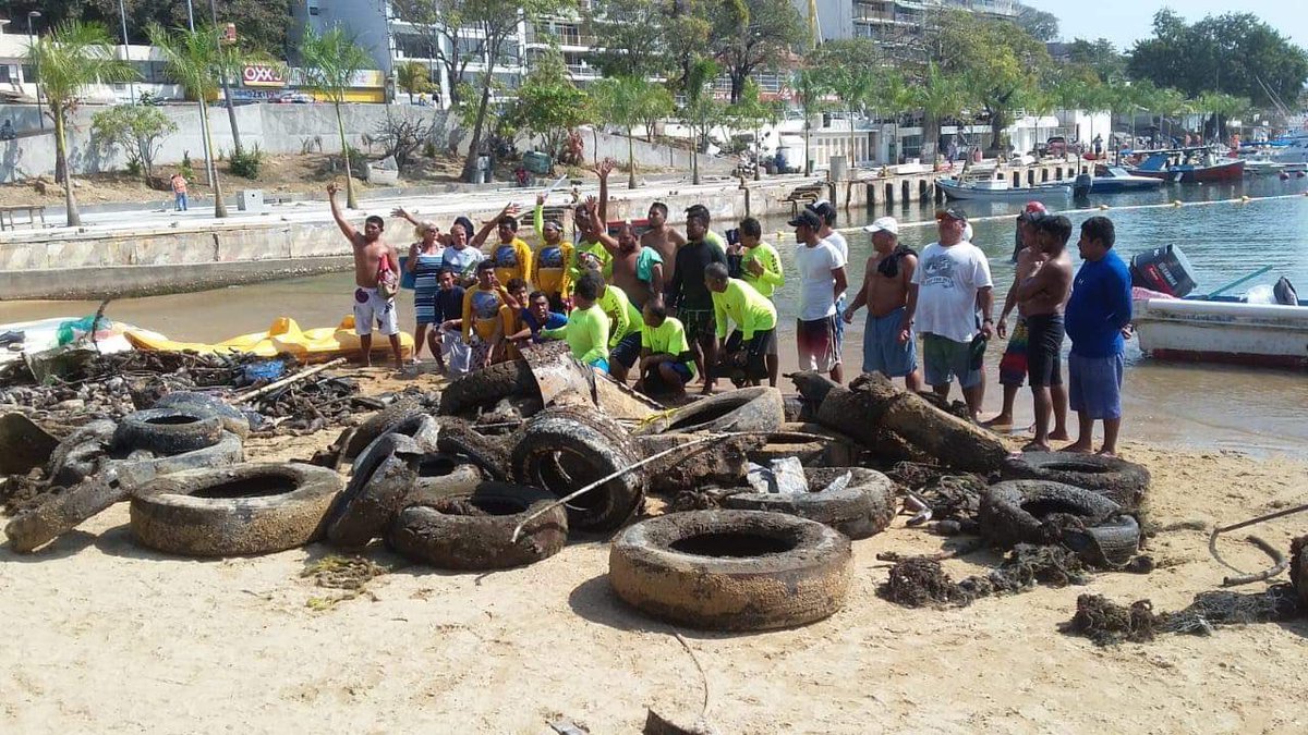 HeyBocon's tweet photo. #BasuraChallenge en Acapulco sigue sigue 🥳 imaginense que hiciéramos eso en todas las playas? https://t.co/64cVIbfZzv