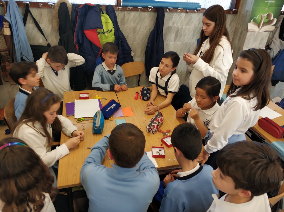 escuelassj's tweet photo. (4 de 5) #SemanaIgnaciana #Adentrate
4EP con 3ESO haciendo un llavero con abalorios, como símbolos de la vida de San Francisco Javier
#FemEscola
#EsParaTi #ItIsForYou #EsPerATu https://t.co/lCRmAy8yG0