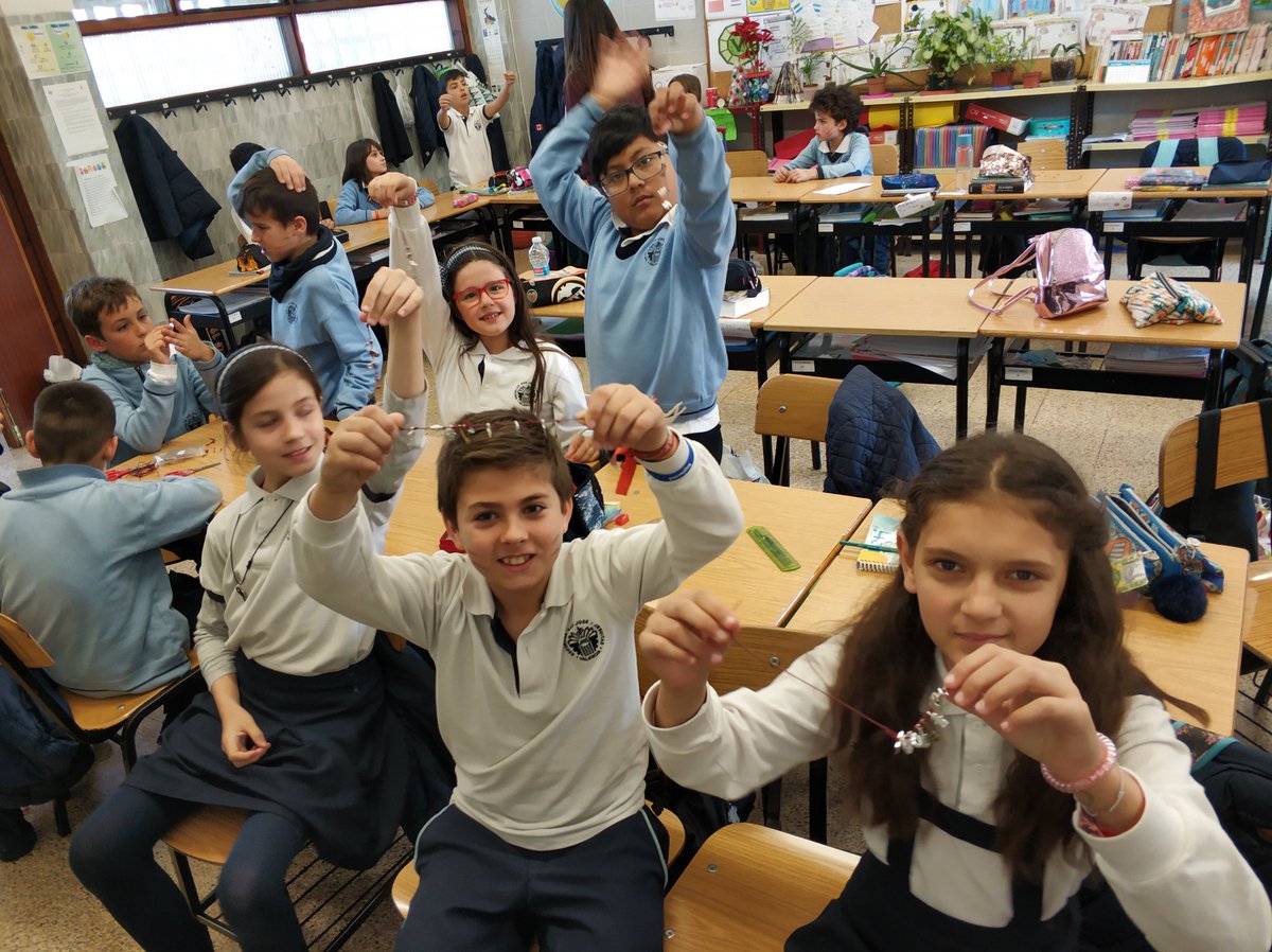 escuelassj's tweet photo. (4 de 5) #SemanaIgnaciana #Adentrate
4EP con 3ESO haciendo un llavero con abalorios, como símbolos de la vida de San Francisco Javier
#FemEscola
#EsParaTi #ItIsForYou #EsPerATu https://t.co/lCRmAy8yG0