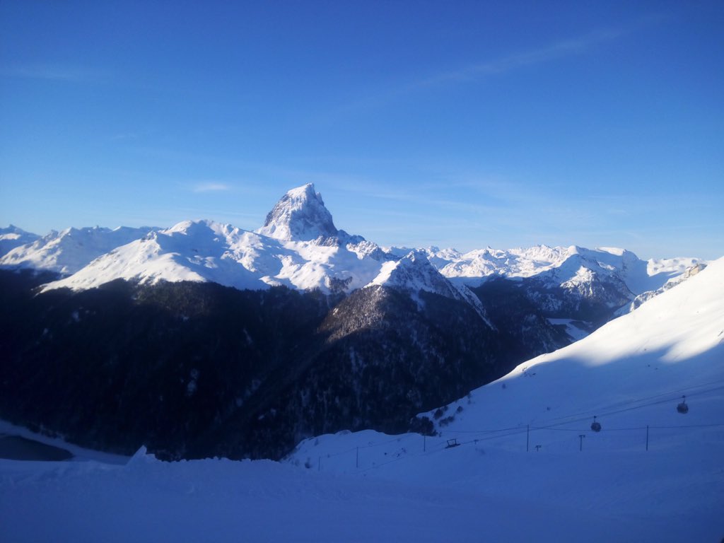 Un beau ciel bleu aujourd’hui sur votre station d’Artouste☀️🏔😋 InfoNeige ci-joint 😉 Ouverture de 93% du domaine à 9h00 👌 Route dégagée 👍 A tout de suite 🎿⛷🏂 <a href="/lugaresdenieve/">Lugares de Nieve</a> <a href="/pic_ossau/">Pic du Midi d’Ossau</a> @tourismepau <a href="/Altiservice/">❄Altiservice ⛷🏂</a> <a href="/SO_Pau/">Sud Ouest Pau</a> @BearnPyrenees <a href="/LaRepDpyrenees/">La Rép des Pyrénées</a>