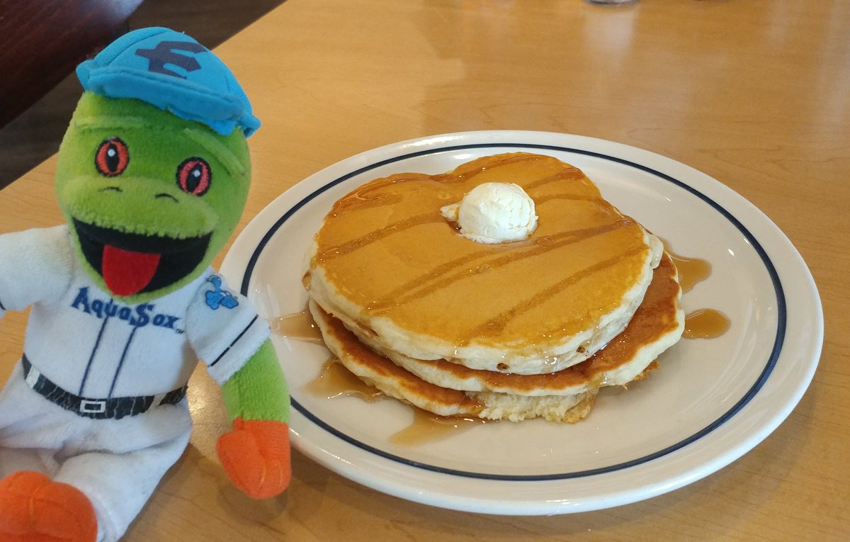 EverettAquaSox's tweet photo. #LittleWebbly visited @IHOP for #FreePancakeDay! He loves 🥞 and was glad to make a donation to @CMNHospitals. We hope you visit your local @IHOP before 7 PM to enjoy your own short stack!
#HowBoutThemFrogs https://t.co/imre4vgeZI