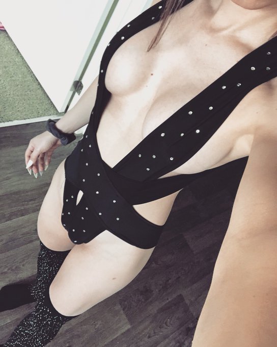 Just a shooting star falling through time and space 💫 https://t.co/1OGqVYZWmR<a href="/tag/squeezable"class="tags"><span>#squeezable</span></a>