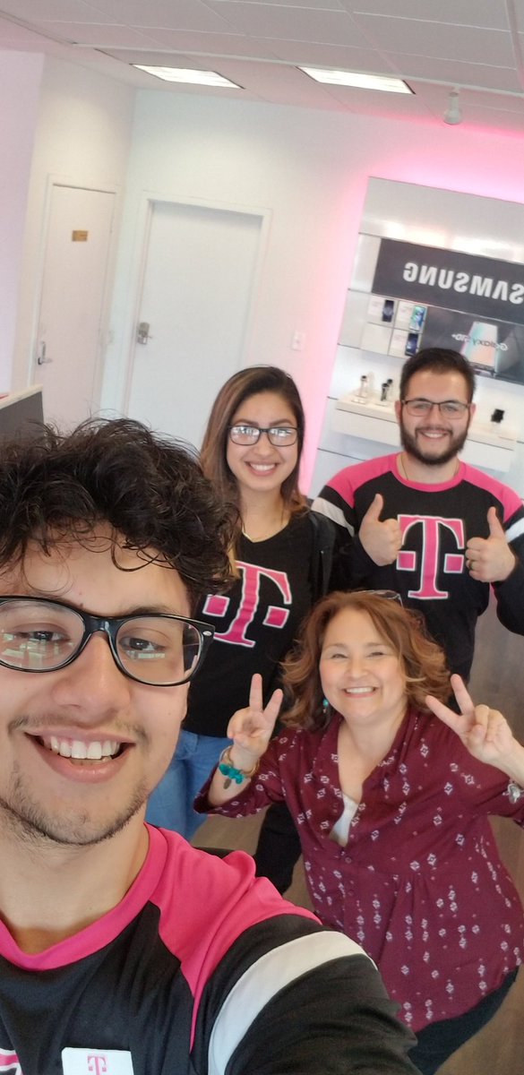 Dfelix01Dina's tweet photo. 1182ExclusiveWireless Warriors doing our customers proud with Tech PHD and P360!  Modesto, CA is where it's at. @richgarwood @TLaP81 @DerekCVN @yangben76 @isaac2691 https://t.co/dy0jc2aQsk